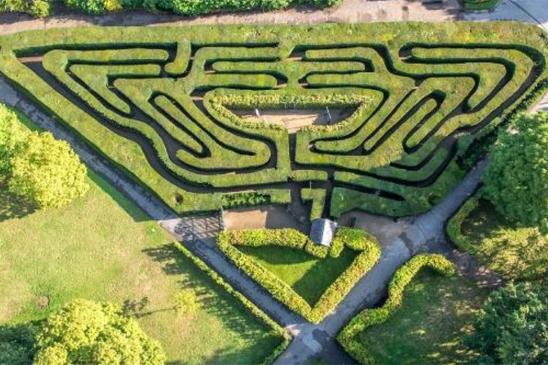 Hampton-Court-.jpg