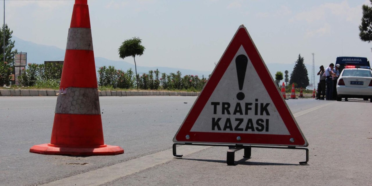 Kargo arac kamyonlar çarpıştı: Sürücü ağır yaralı