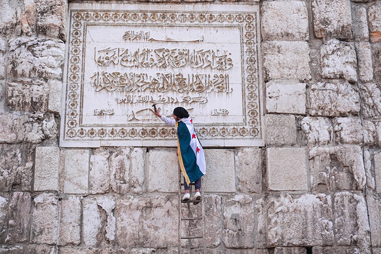 Emin Sansar'ın İsmi silinirken isimli fotoğrafı.