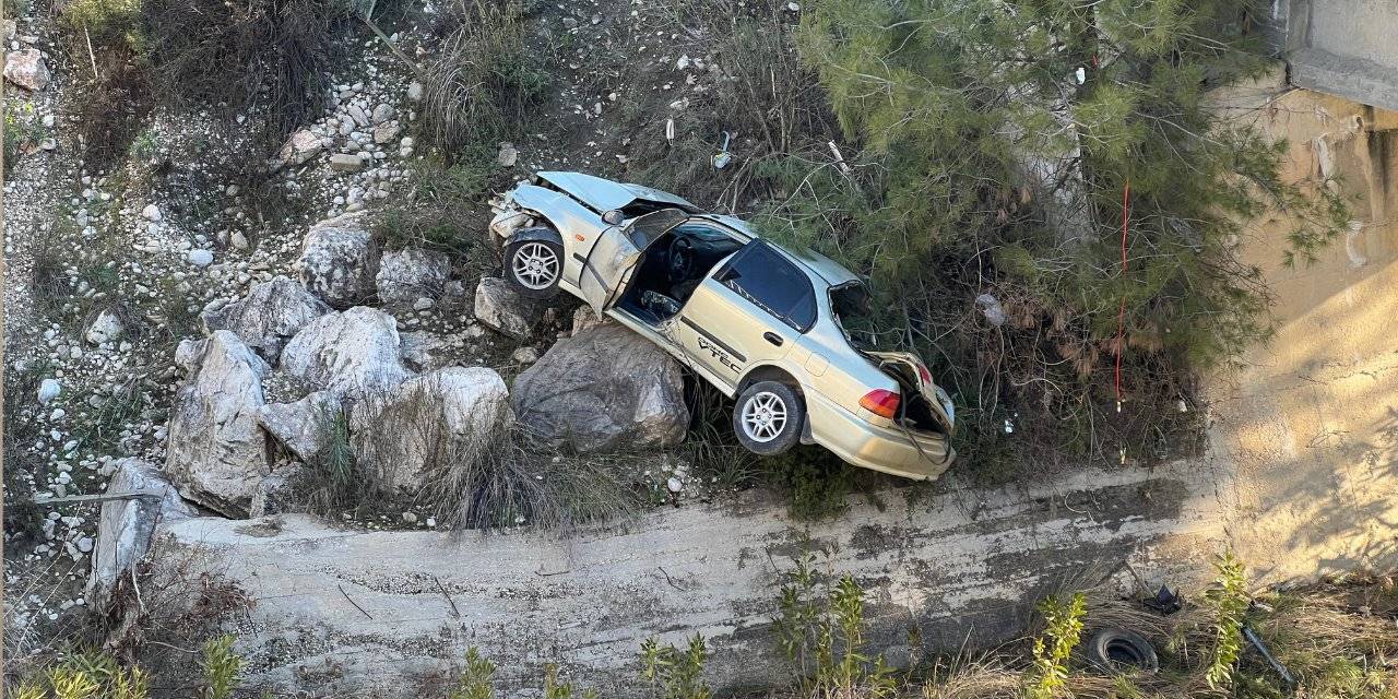 Antalya Kaş'ta otomobil köprüden uçtu: Sürücüsü öldü
