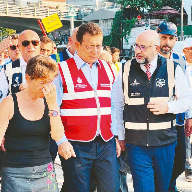 Karaaslan, oyunun satın alınmasıyla ilgili teklifi kendisine, İBB Başkanı İ mamoğlu’nun eski Genel Sekreteri Buğra Gökçe’nin mesai arkadaşı olan Zeki Karatay’ın getirdiğini söyledi. Teklifi reddettiğini belirten Karaaslan, bir hafta sonra Karatay’ın yanına gelerek ‘Ekrem İmamoğlu beni sıkıştırıyor’ diyerek teklifi yinelediğini anlattı.