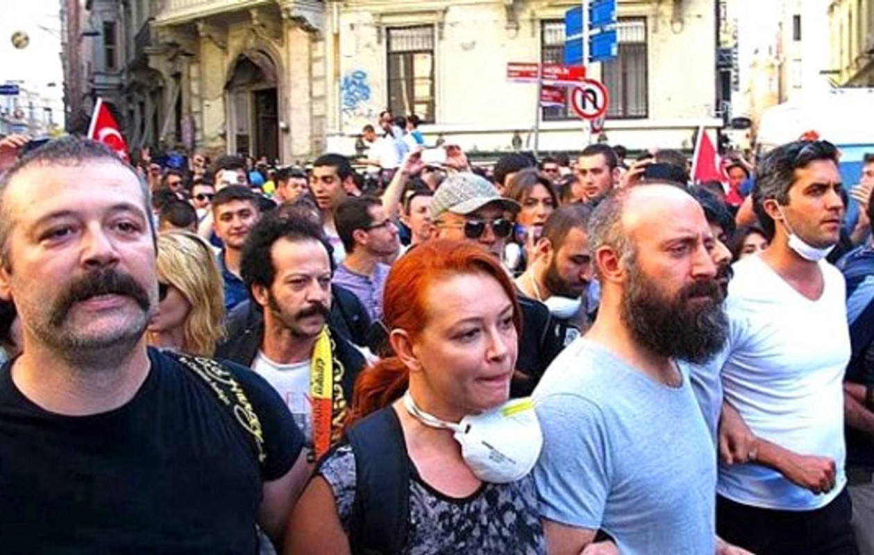 Gezi kalkışmasına katılan oyuncular: Levent Üzümcü, Rıza Kocaoğlu, Halit Ergenç, Mehmet Ali Alabora