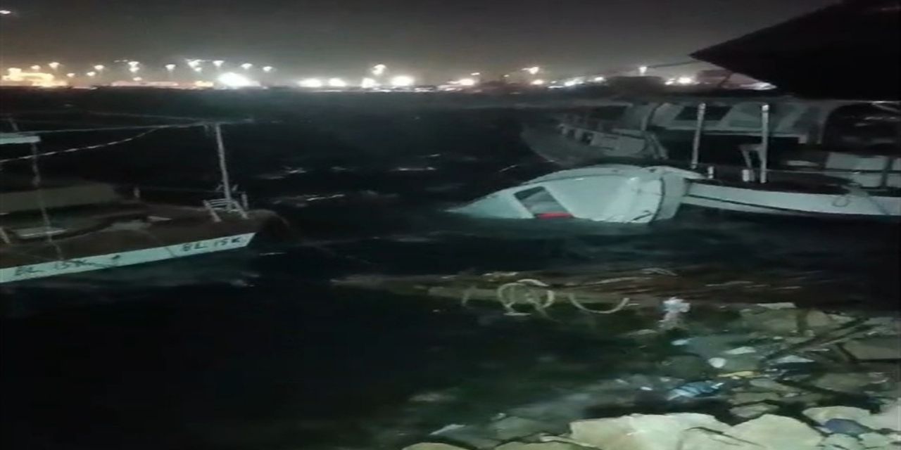 Hatay'da fırtına: Tekneler alabora oldu
