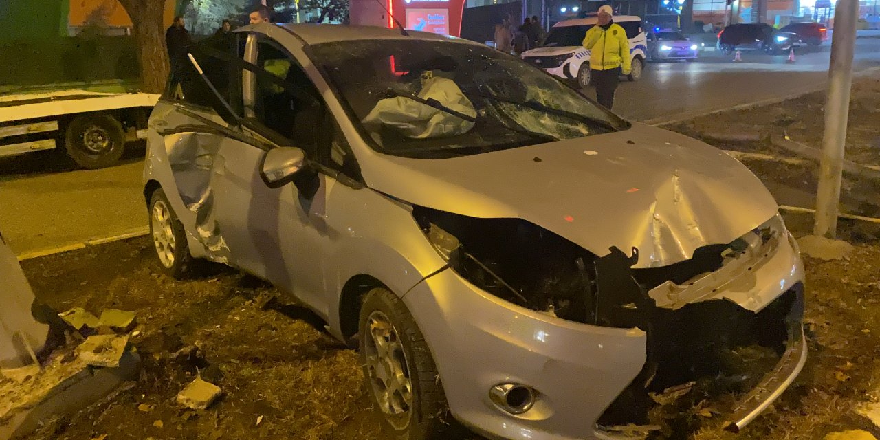 Erzincan’da kaza yapan aracın sürücüsü sıkıştı