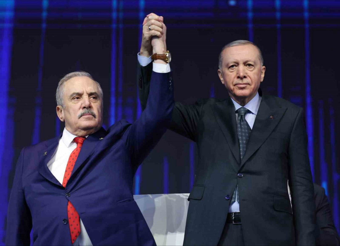 İYİ Parti'den istifa eden İstanbul Milletvekili Mehmet Salim Ensarioğlu, AK Parti'ye katıldı.