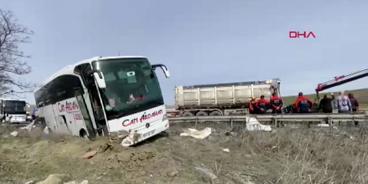 TIR, yolcu otobüsüne çarptı: Yaralılar var