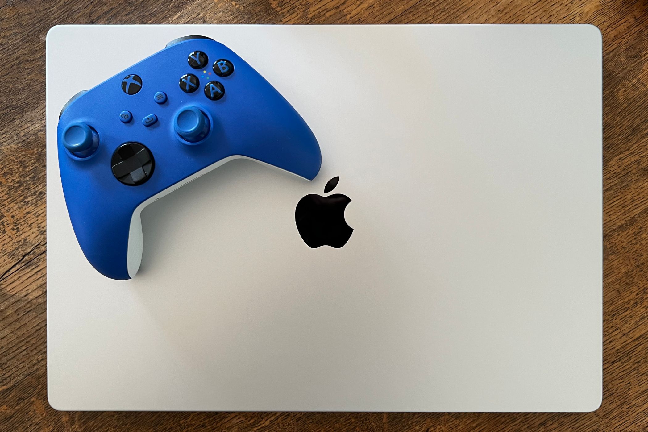 1740265615_macbook_pro_xbox_core_controller.jpg