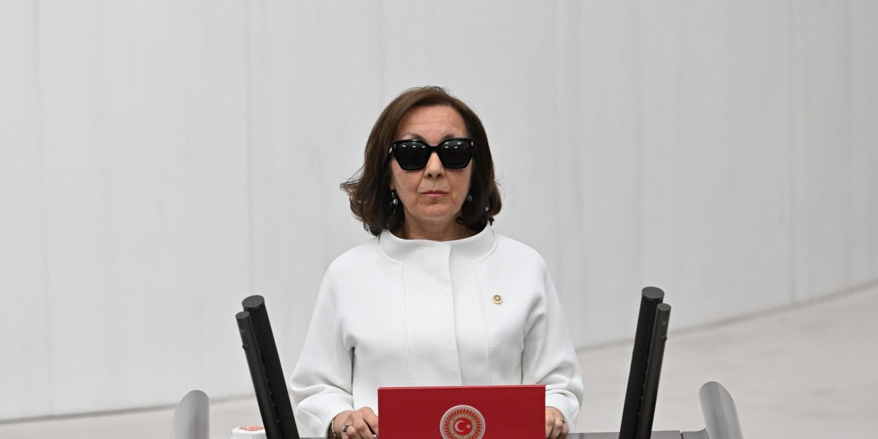 Serap Yazıcı görme engelli mi? Serap Yazıcı Özbudun neden gözlük takıyor?