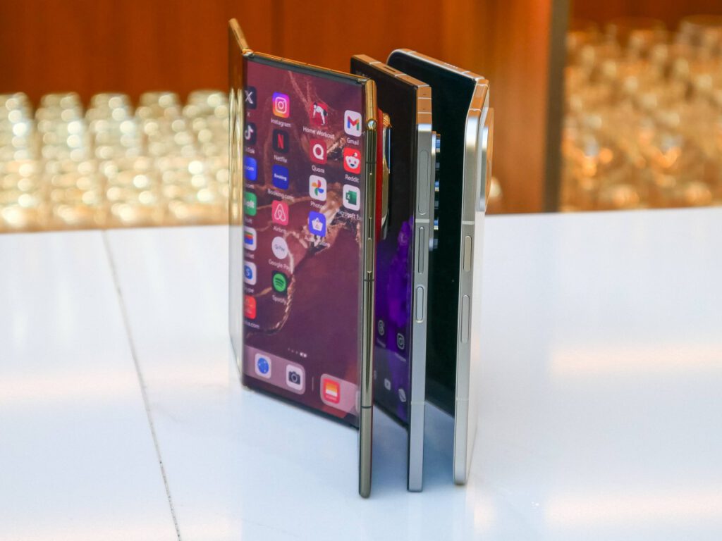Samsung'un Yeni Üç Katlı Cihazının Adı Ortaya Çıktı