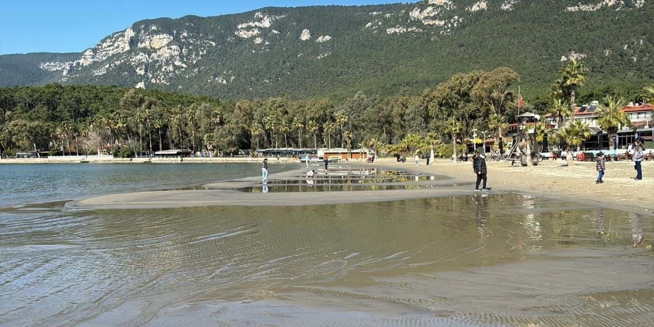 Akyaka'da deniz 30 metre çekildi