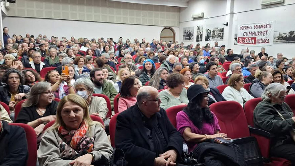 bir-80ler-hikayesi-izleyicilerle-bulustu.jpg